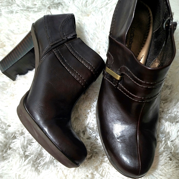 Liz Claiborne Flex Women's Brown Ankle Booties - Picture 2 of 10